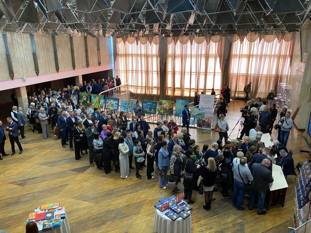 Посмотрите, какая очередь выстроилась за получением автографов книги «Наш Президент»