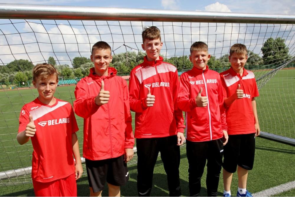 Воспитанники футбольного клуба «Белшина» получили замечательный подарок от ОАО «БЗТДиА»