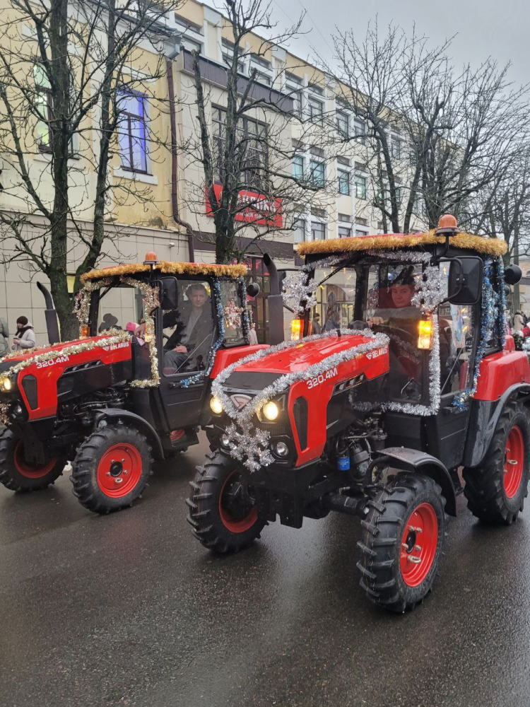 Танцующие тракторы и новогодняя магия: ОАО «БЗТДиА» зажгло огни главной ёлки города!