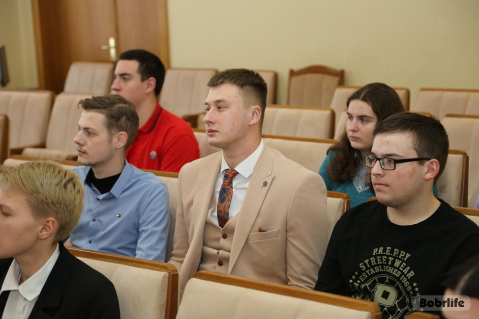 С молодежью 30 ноября встретились председатель исполнительного комитета Игорь Кисель и актив города.