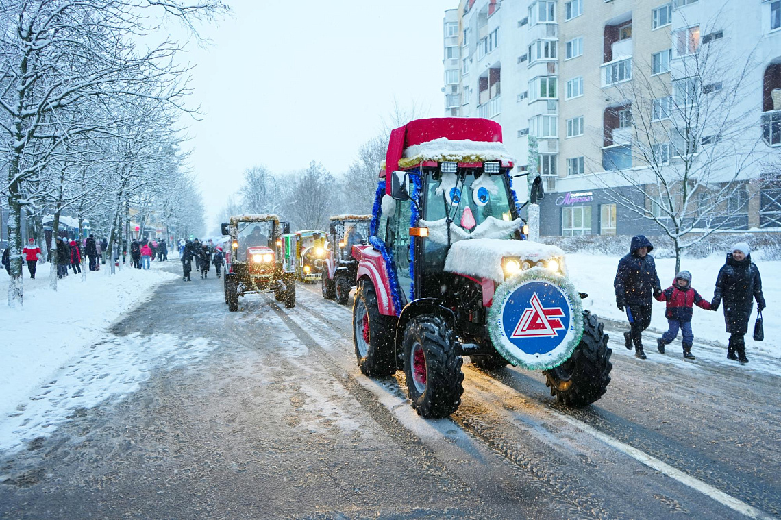 Праздничное шествие Дедов Морозов и Снегурочек